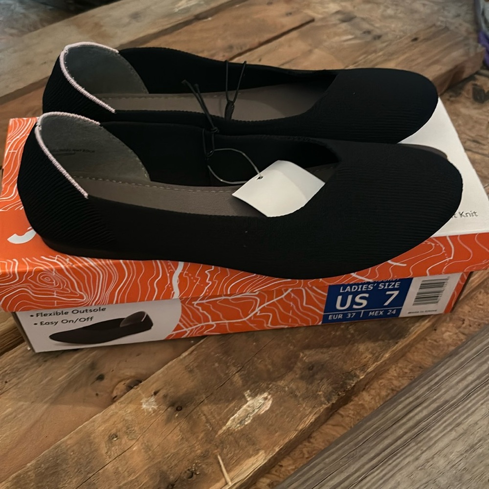 New J Sport women’s 7 black slip on flat shoe